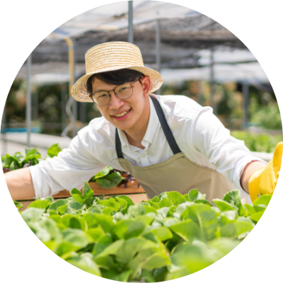 正面を向いている農家の男性の画像です