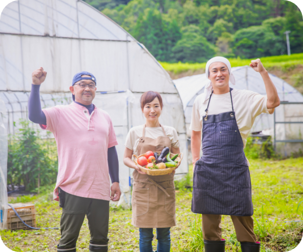 正面を向いてる3人の農家さんの写真
